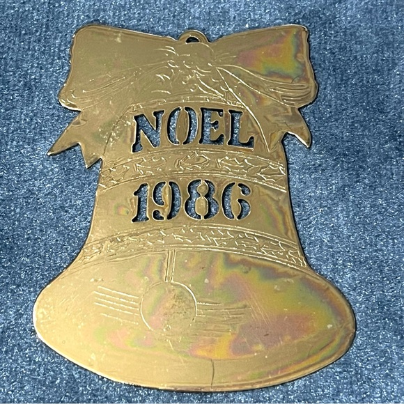 Engraved Gold Colored 1980s & 1990s Christmas Ornaments. Lot of 5 - Picture 4 of 7